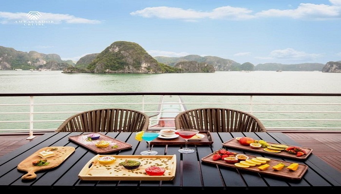 View ăn uống đắt giá với đồ ăn chất lượng trong tour du thuyền Hạ Long