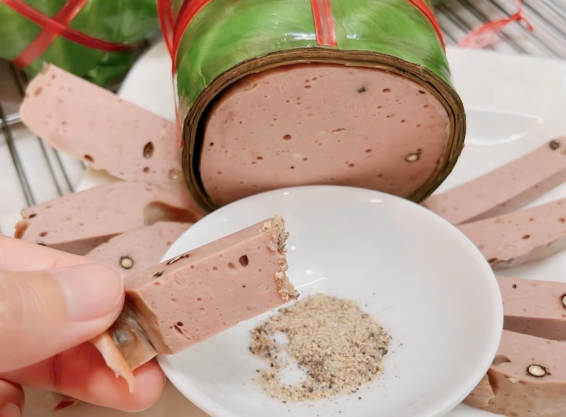 Chả bò là món ăn bạn có thể thưởng thức với nhiều thực phẩm hoặc ăn không cũng rất ngon