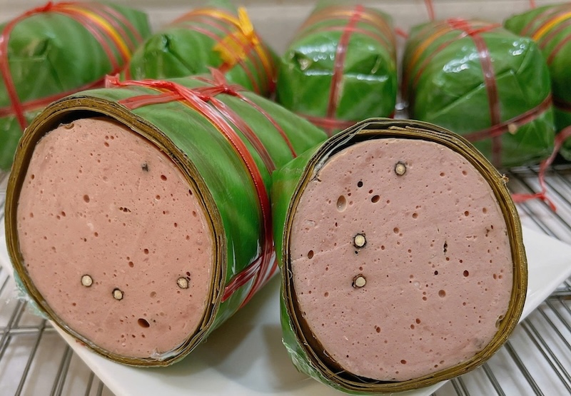 Chả bò Bà Tâm khi cắt ra rất ngon, hồng mịn và thơm